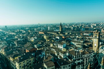 Fototapeta na wymiar Fotos panorámicas de Verona desde lo alto de la torre Lamberti.