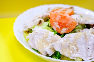 白いお皿に盛られたしゃぶしゃぶサラダ