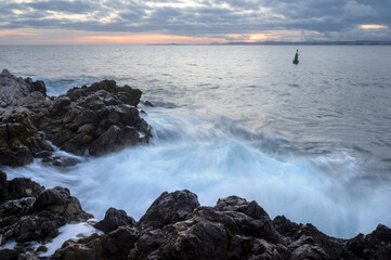 Paysage marin du rivage méditerranéen au Cap de Nice en hiver avec des vagues et des rochers au...