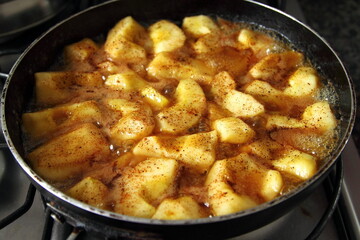 fried apples with cinnamon, honey and sugar for tarte tarin
