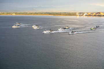 Obraz premium Race of large fishing boats to catch an authorized fishing ground. Roses Girona.