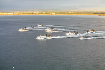 Obraz premium Race of large fishing boats to catch an authorized fishing ground. Roses Girona.