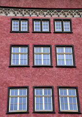 Fototapeta na wymiar Rote Hausfassade in der Altstadt von Koblenz