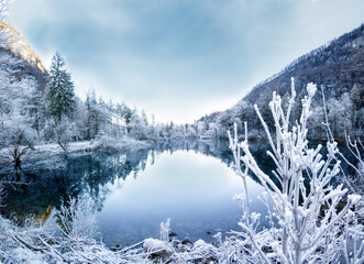 Winterliche Landschaft mit idyllischem Bergsee - Bluntautal, Salzburg, Österreich