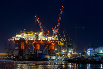 Platforma wiertnicza stojąca w stoczni remontowej © lookator