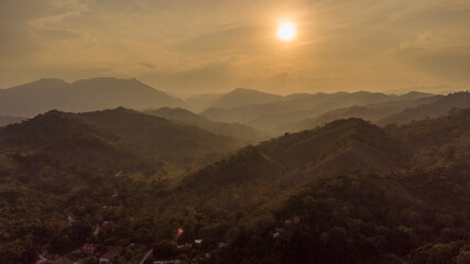Obraz premium puesta de sol sobre las montañas y valles 