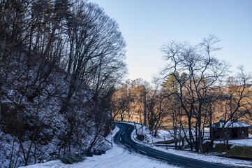 雪が積もった湖付近　塩尻市