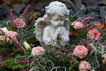 Blumengesteck mit Engel, liebevolles Gesteck mit Rosen und Engel zu Weihnachten oder als Friedhofschmuck zu Allerheiligen, Weihnachten, Gedenken, Begräbnis, Trauer, Floristik