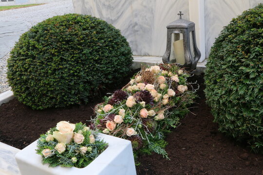 Herbstliche Grabgestaltung zu Allerheiligen mit Rosen und einer Friedhofslaterne, Gedenken, Trauer, Tod