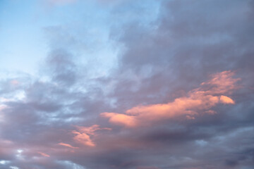 Fototapeta na wymiar Ciel avec nuages au coucher de soleil. 
