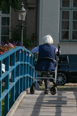 alte Frau sitzt im Rollator, Mobilität, Pflege