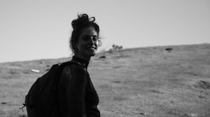 chica paseando por la montaña