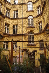 Fototapeta Budynek mieszkalny w podwórku typu studnia obraz
