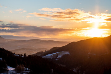 Ausblick auf das steirische Almenland im Winter während des Sonnenuntergangs