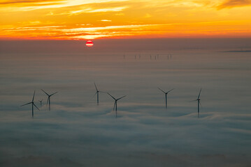 Luftbild Windräder bei Nebel im Sonnenaufgang
