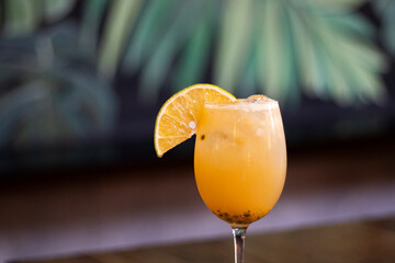 Cocktail de ginebra. con maracuyá 