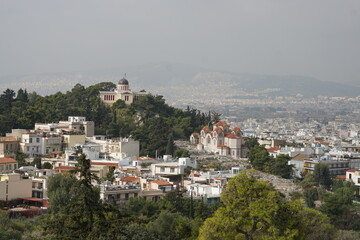 Fototapeta premium Nationales Observatorium und Kirche von der heiligen Marina bei Thiseio in Athen
