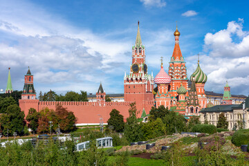 Obraz premium Cathedral of Vasily the Blessed (Saint Basil's Cathedral) and Spasskaya Tower on Red Square, Moscow, Russia