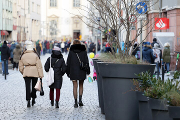Ludzie w zimowych ubraniach na spencerze w mieście.