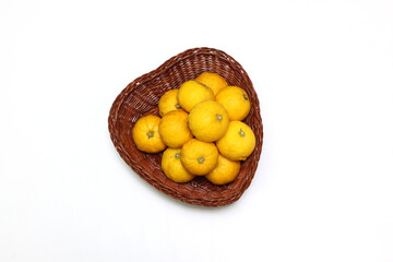 白背景の籠にいれたユズ