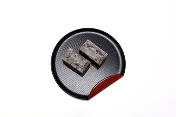 白バックの皿にのせたきんつば