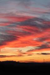 Windpark in der Nacht. Roter Himmel bei Sonnenuntergang.