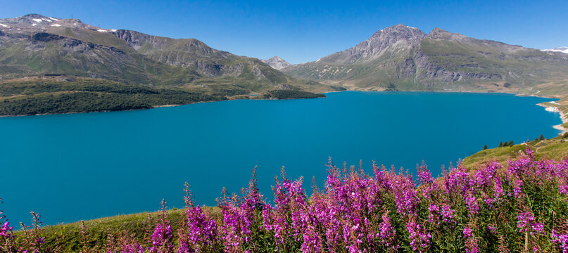 Lac d'altitude au col du Mont-Cenis qui relie la vall&eacute;e de la Maurienne, en France, et le val de Suse, en Italie