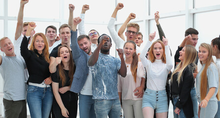 Obraz premium team of happy minded people showing their success