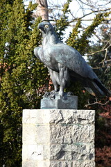 Bronzeplastik Adler auf einem Sockel