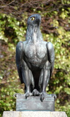 Bronzeplastik Adler auf einem Sockel