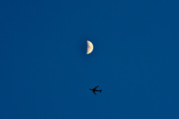 月と飛行機