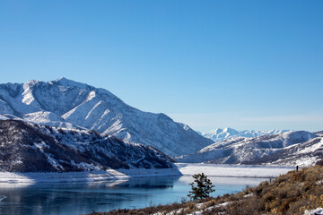Fototapeta na wymiar lake in the mountains winter