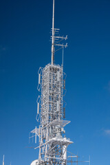 青空の山頂に立つ電波塔