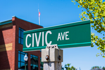 Obraz premium Civic Ave. sign outside a building on a blue sky day.