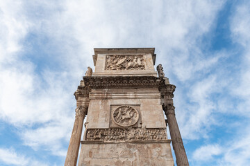Fototapeta na wymiar Arch of Constantine in the city of Rome