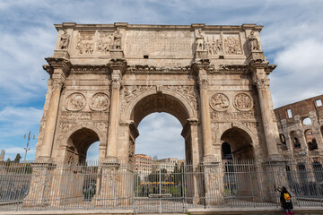 Fototapeta na wymiar Arch of Constantine in the city of Rome