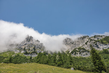 Berggipfel in den Wolken