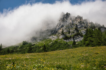 Berggipfel in den Wolken