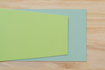 note paper on wooden background