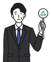 さんかくのふだを持つ40代・50代の男性