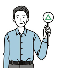 さんかくのふだを持つシニア男性