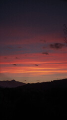 montañas y atardecer rojo