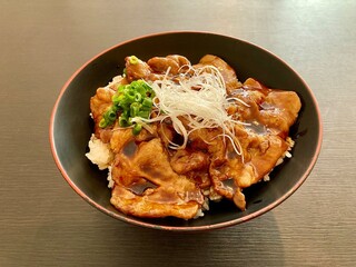 白髪ネギとネギが添えられた豚丼