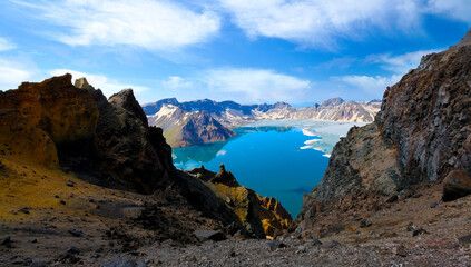 백두산의 신비로운 자연 호수, 천지의 비경