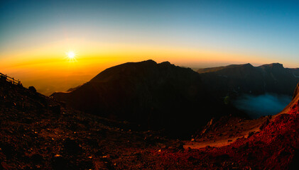 백두산 천지에 비치는 신비로운 일출 풍경