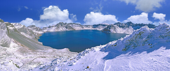 하얀 천국 같은 백두산 천지의 겨울 풍경