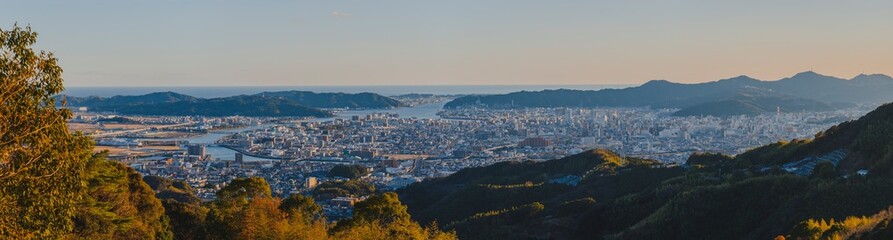 Fototapeta premium よく晴れた日の高知市全景 パノラマ
