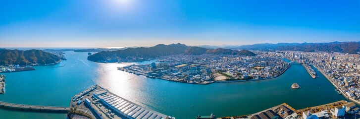 Obraz premium ドローン空撮 晴天の空の下、五台山から望む、浦戸湾全景 パノラマ