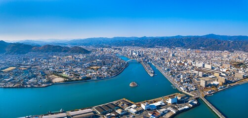 ドローン空撮　晴天の空の下、五台山から望む、高知市全景