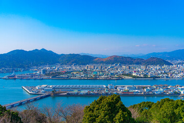 晴天の空の下、五台山から望む、高知市街全景